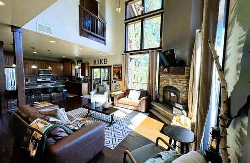 Deadwood Cabin | Gold Baron Lodge - Access to Pool!