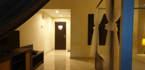 Endah Hotel | Gold Coast Rose Studio