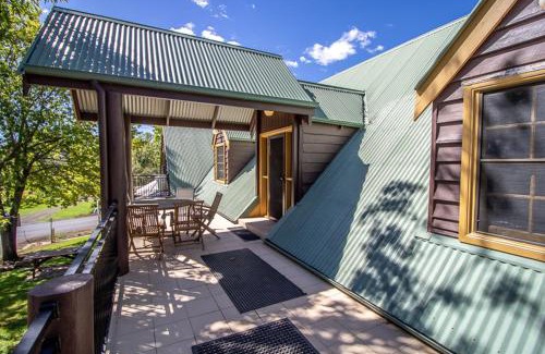 Nundle House | Gold Mine Guest House and Cafe