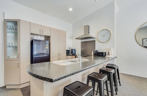 Mount Maunganui House | Golden 3-bedroom Retreat in beautiful Mount Maunganui with WiFi, AC