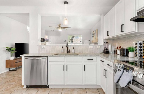 Maverick Creek House | Golden Chest - Modern - UTSA Central - Fast WiFi