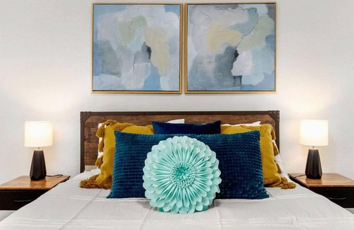 Maverick Creek House | Golden Chest - Modern - UTSA Central - Fast WiFi