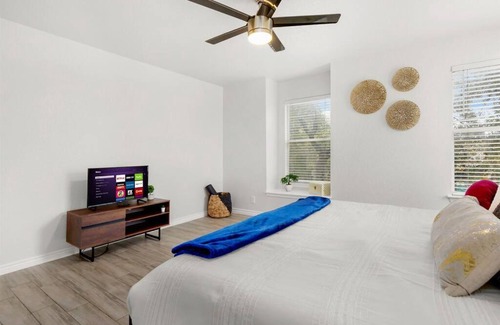 Maverick Creek House | Golden Chest - Modern - UTSA Central - Fast WiFi