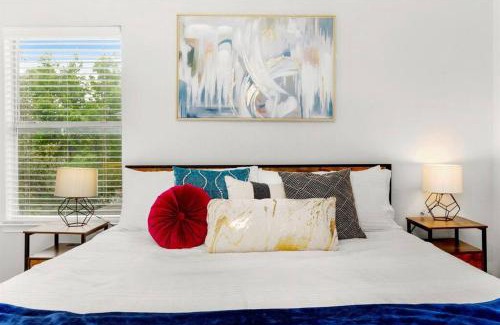 Maverick Creek House | Golden Chest - Modern - UTSA Central - Fast WiFi