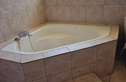 Mahikeng House | Golden gate guesthouse 0787391431