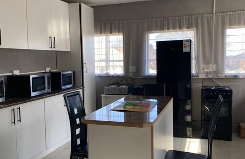 Mahikeng House | Golden gate guesthouse 0787391431