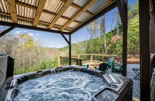 Ridgeline Vistas House | Golden Getaway - Mountain Views, Hot Tub, Outdoor Fire Pit, Cozy Accommodations - Mineral Bluff, GA