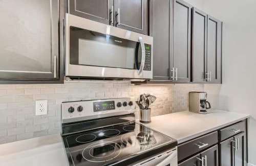 Golden Apartment | Golden Getaway Spacious 2BR Walk to Trails