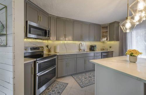 Old Seminole Heights House | Golden Greek Getaway Chic house in heart of Tampa