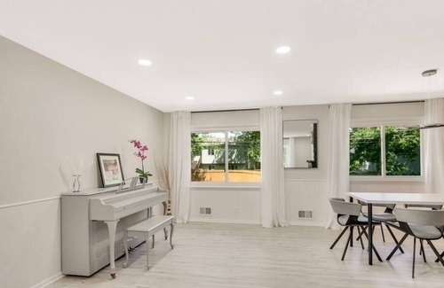 Lee Park House | Golden House⭐️5BR/3BA/7️⃣Queen Beds/Mins to DT MPLS