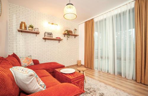 Smolyan Apartment | Golden Lake 526 at Oak Residence