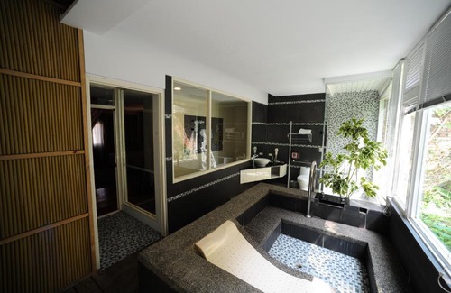 East District Hotel | Golden Motel