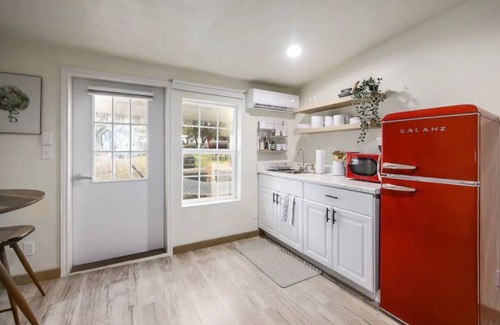 Cardinal Hills Estates House | Golden oak one bedroom w a cool patio for vacation