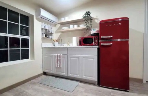 Cardinal Hills Estates House | Golden oak one bedroom w a cool patio for vacation
