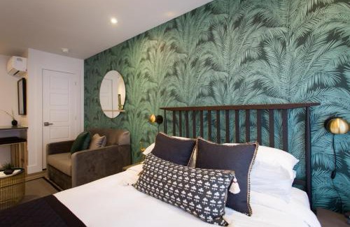Little Italy Apartment | Golden Oasis Studio with Yard View and full bath by Den Stays