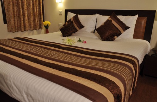 Dwarka Hotel | Golden Palm Suites