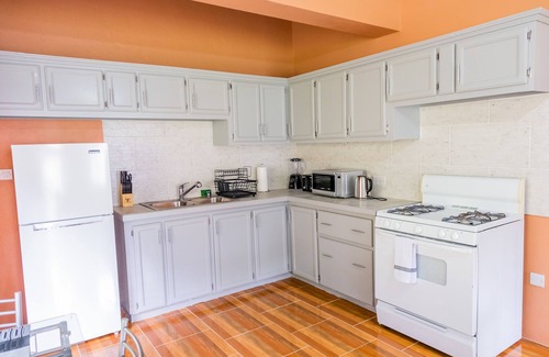 Colonarie Apartment | Golden Palms Apartment - Modern, self-contained single room