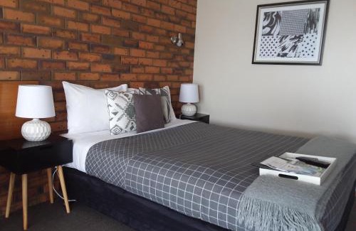 Grovedale Hotel | Golden Palms Motel