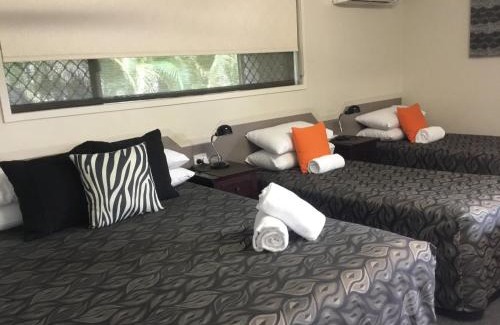 Svensson Heights Hotel | Golden Palms Motor Inn