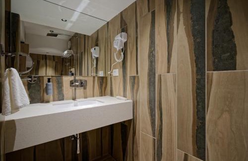 Ahmedabad City Centre Hotel | Golden Plaza