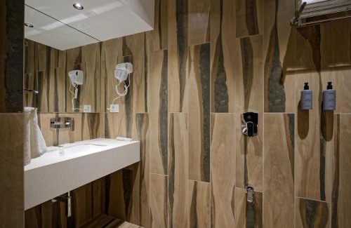 Ahmedabad City Centre Hotel | Golden Plaza