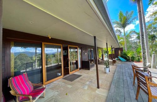 Uki Villa | Golden Retreat Ultimate 5 Bed - Villa & Guesthouse