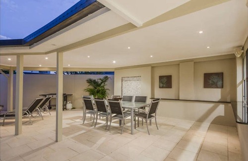 Broadbeach Waters House | Golden Rio Family Waterfront Home Broadbeach