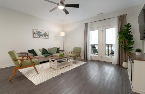 Whitestown Apartment | Golden Sun Spacious 1BR Pond View King Bed WFH Gym