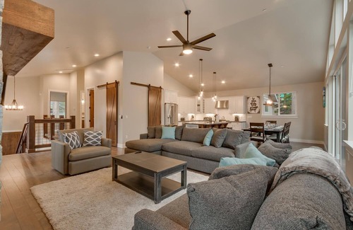 Montgomery Estates House | Golden Tee, Classic Arcade, Slot Machine, Spa, 7mins to Beach/Lake, Newly Built – Sierra Escape