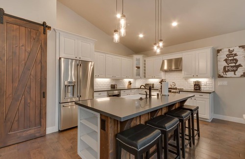 Montgomery Estates House | Golden Tee, Classic Arcade, Slot Machine, Spa, 7mins to Beach/Lake, Newly Built – Sierra Escape