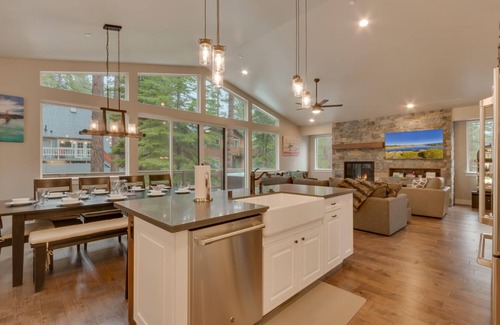 Montgomery Estates House | Golden Tee, Classic Arcade, Slot Machine, Spa, 7mins to Beach/Lake, Newly Built – Sierra Escape