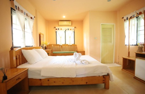 Suan Phueng Hotel | Golden View Resort