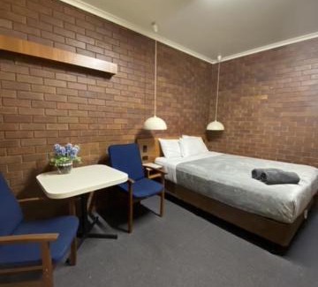 Miles Hotel | Golden West Motor Inn