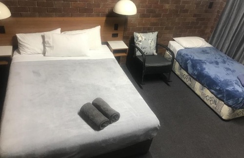 Miles Hotel | Golden West Motor Inn