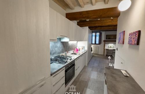Old Town Apartment | GoldenSuitesItaly I Moderno Monolocale in Centro Storico Mantova