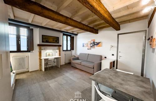 Old Town Apartment | GoldenSuitesItaly I Moderno Monolocale in Centro Storico Mantova