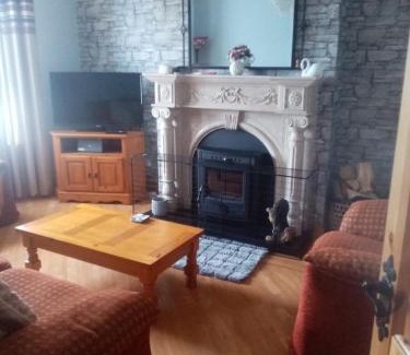 Buncrana House | Golf Beach 5 min walk away and we have wifi