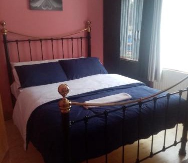 Buncrana House | Golf Beach 5 min walk away and we have wifi