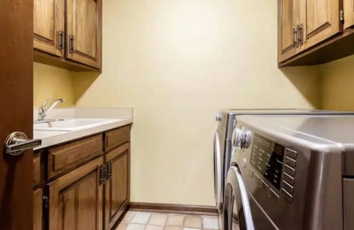 Columbus House | Golf Course Retreat--HUGE house--Quiet & Cozy
