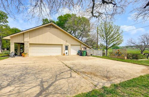 Salado Apartment | Golf Course Views Family Home with Yard in Salado!