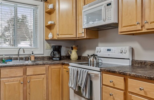 West Hartford Condo | Golf, Lake Pinneo & The Club - Windsor Village 4C