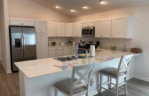 Sumter County House | Golf & water views meet fresh style in this brand-new Florida retreat!