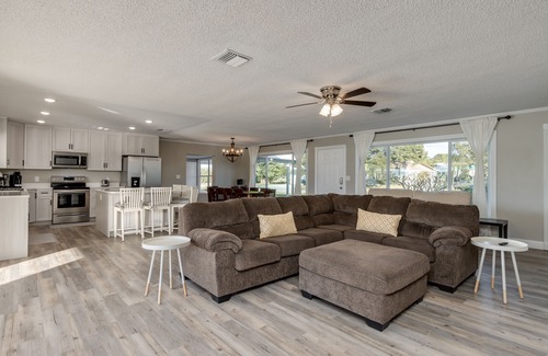 Melbourne House | GolfFront 4 Bed/3Bath Renovated Pool Home Sleeps14