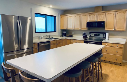 Revelstoke Ski Chalet | Gondola base | Stunning views | Hot tub | Sauna | Business #0005235