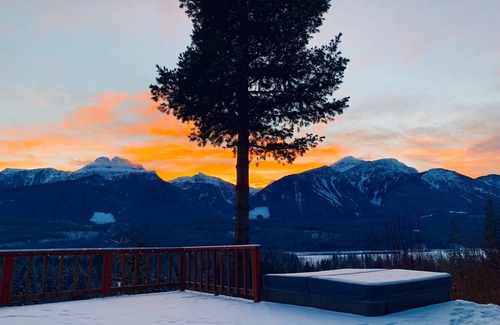 Revelstoke Ski Chalet | Gondola base | Stunning views | Hot tub | Sauna | Business #0005235