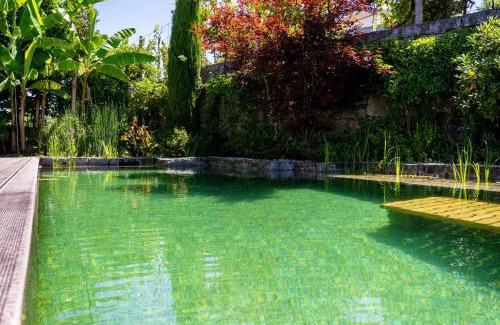 Guimaraes House | Gondomar Guimarães - Moradia V3 com piscina natural by House and People