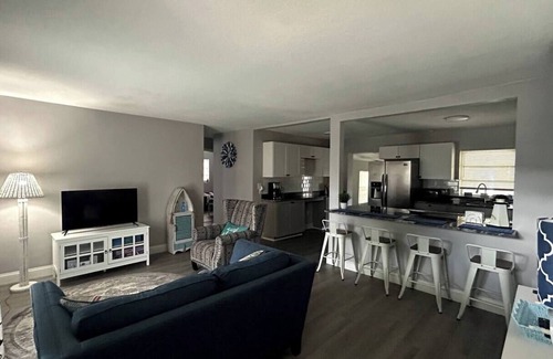 Tropic House | Gone Coastal , Great Home. Beaches, space X , FIT, Restaurants, Marina & More