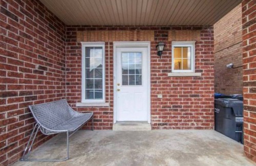 Brampton House | Good closer to Pizaa, grocery, bus stop