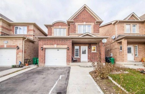Brampton House | Good closer to Pizaa, grocery, bus stop