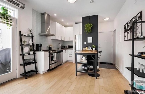Ottawa Division Apartment | Good location in Ottawa. Parking available. We speak your language. Transfer